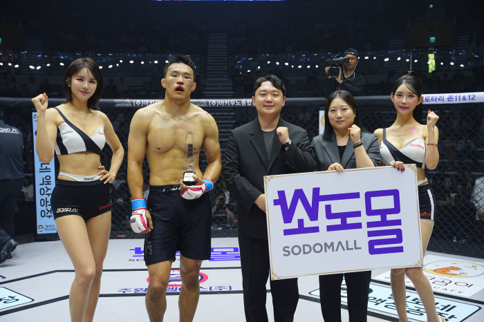 소도몰 이도 대리, 김지혜 대리, 승리한 조승기에게 트로피 시상[로드FC]