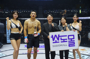 소도몰 이도 대리, 김지혜 대리, 승리한 조승기에게 트로피 시상[로드FC]