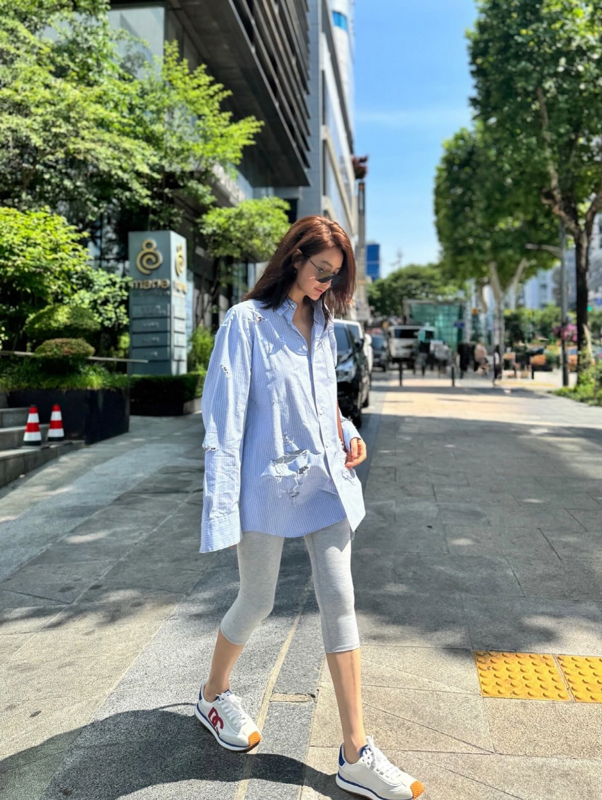 김혜수, 팔보다 더 얇은 다리....보고도 안 믿기는 170cm 레깅스 핏