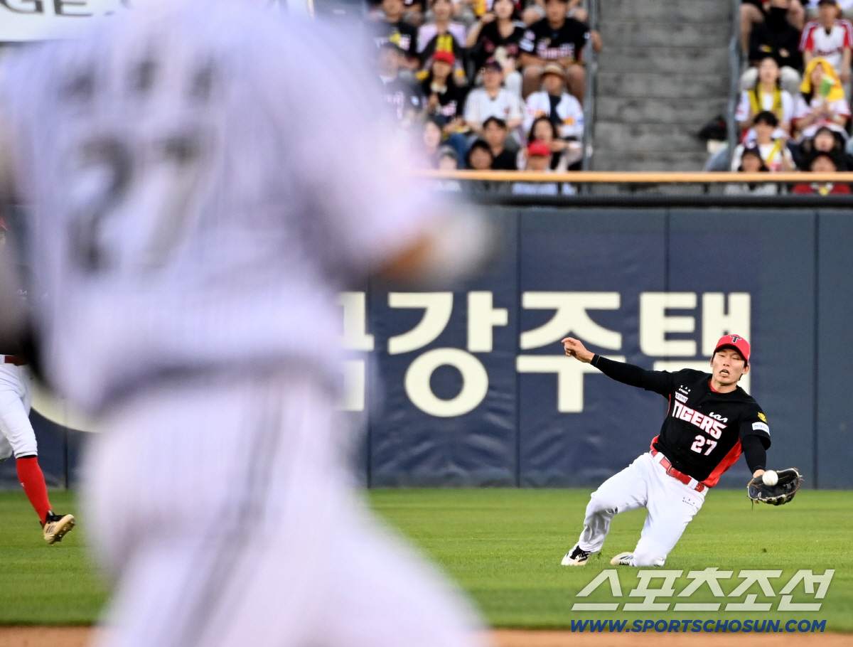 30일 잠실야구장에서 열린 KIA와 LG의 경기. 8회말 2사 1루 김호령이 박동원의 타구에 몸을 날려 잡아내고 있다. 잠실=허상욱 기자 wook@sportschosun.com/2026.05.30/