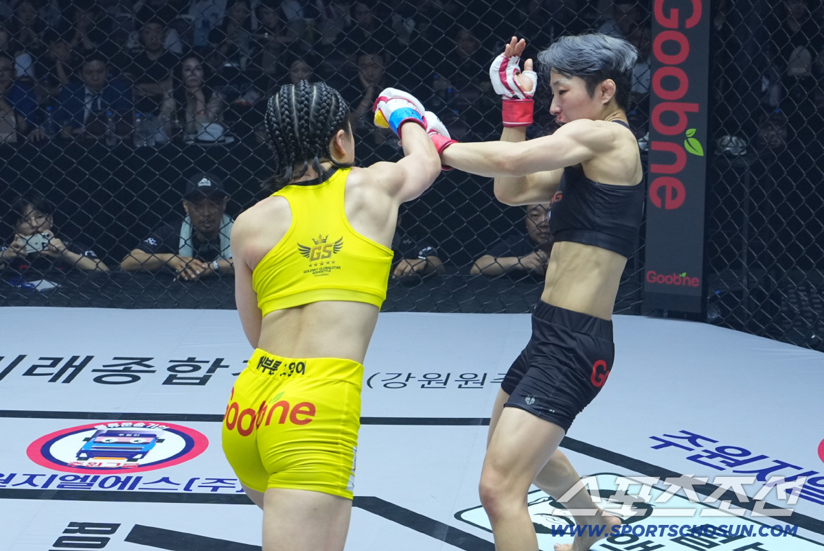 박서영이 박정은에게 펀치를 날리고 있다. 사진제공=로드FC
