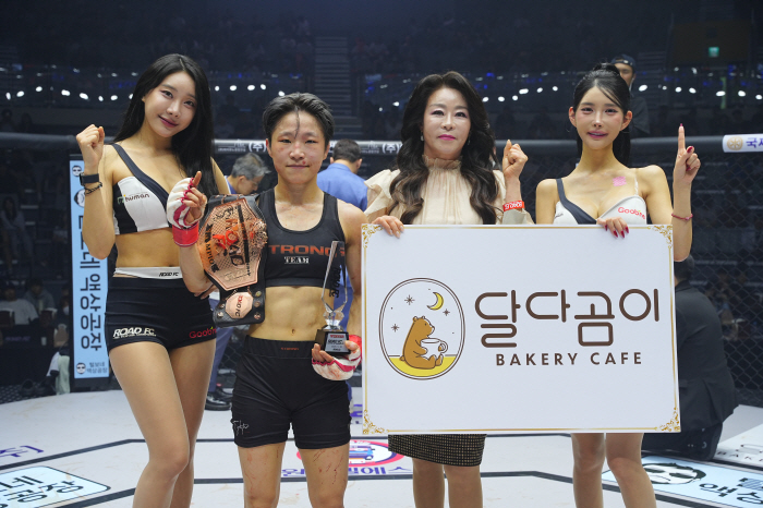달다곰이 김옥주 회장, 승리한 박정은에게 트로피 시상[로드FC]