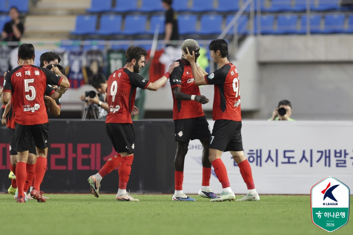 김해 마이사 폴 득점에 함께 좋아하는 선수들 사진제공=한국프로축구연맹