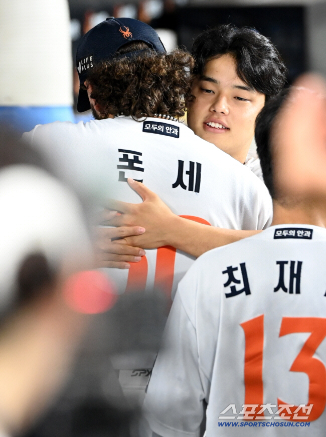 3일 대전 한화생명볼파크에서 열린 NC와 한화의 경기, 6회초 한화 폰세가 이닝을 끝낸 후 문동주의 축하를 받고 있다. 대전=허상욱 기자 wook@sportschosun.com/2025.09.03/