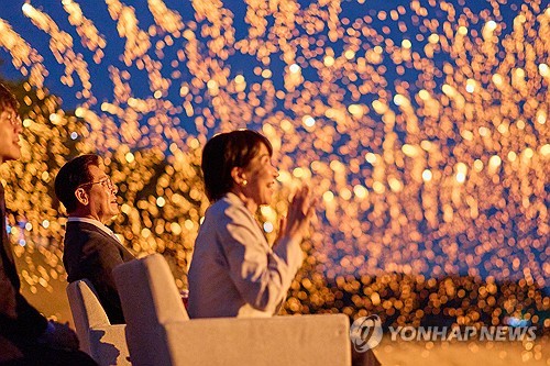 (안동=연합뉴스) 이재명 대통령과 다카이치 사나에 일본 총리가 지난 19일 경북 안동 하회마을에서 선유줄불놀이를 보고 있다. 2026.5.19 [청와대 제공. 재판매 및 DB 금지] photo@yna.co.kr