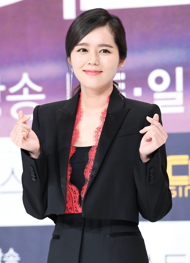 '43세' 한가인 "더 어려 보이려 애쓰지 않아"…동안 미모에도 의외의 철학