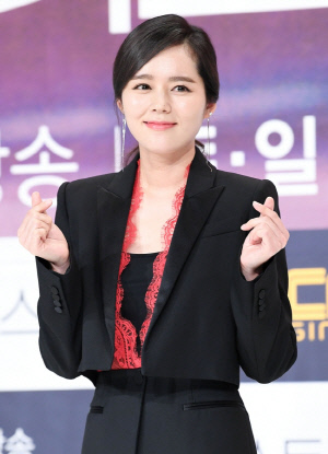 '43세' 한가인 "더 어려 보이려 애쓰지 않아"…동안 미모에도 의외의 철학