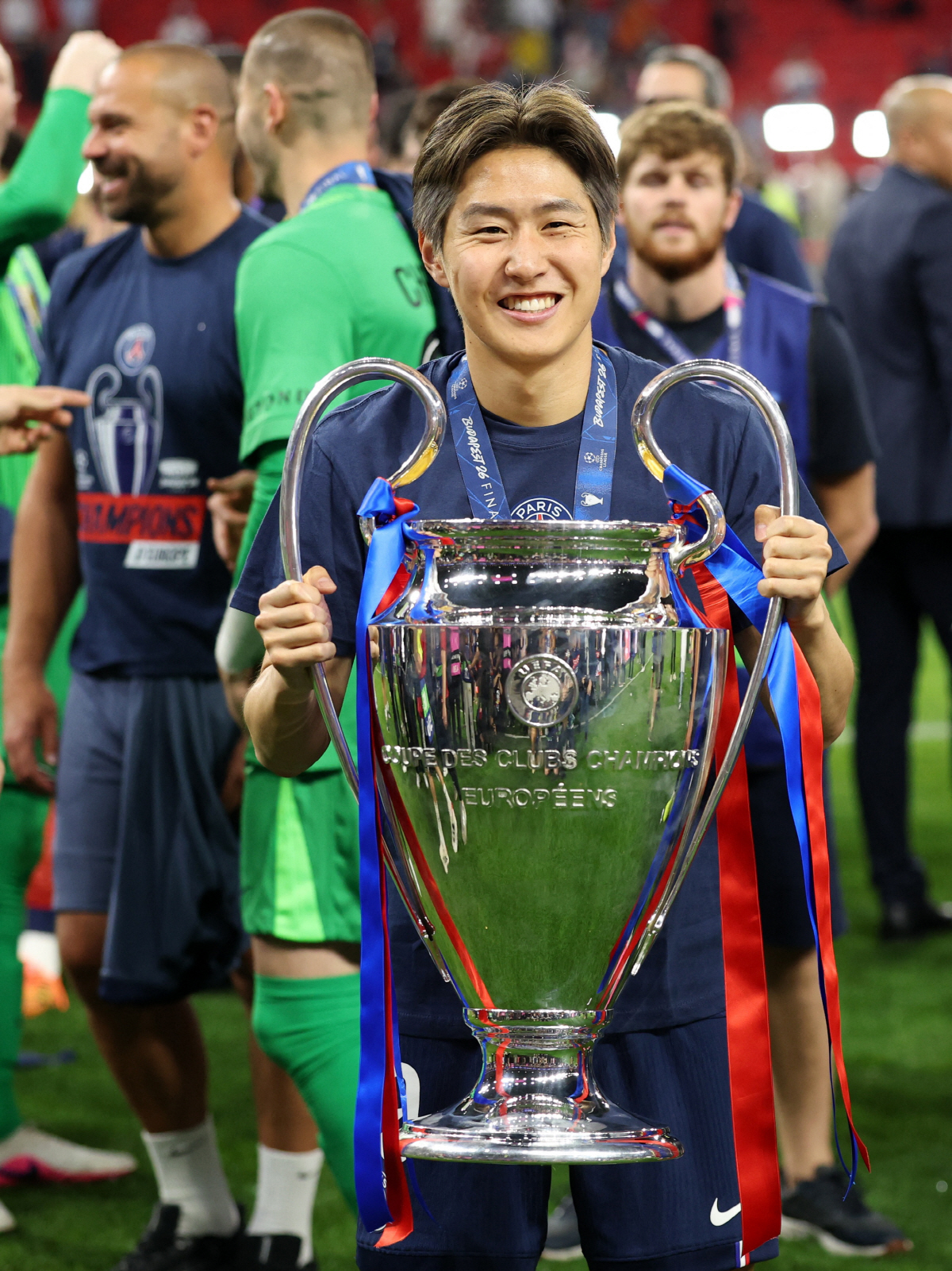PSG 챔스 2연패. 아강인이 트로피를 들고 포즈를 취하고 있다.