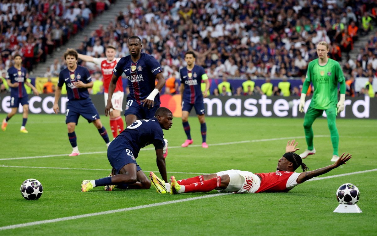 Arsenal's Noni Madueke appeals for a penalty