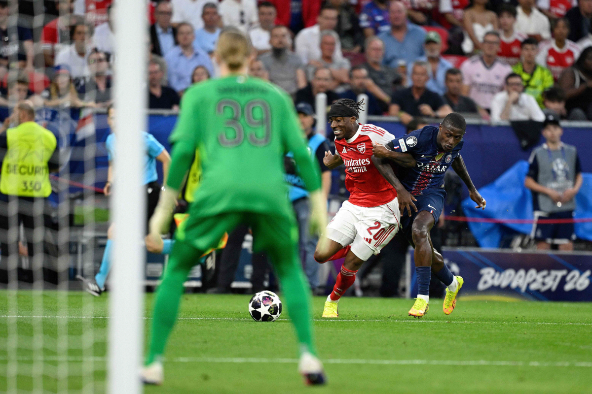 Arsenal's English midfielder #20 Noni Madueke (C) is tackled by Paris Saint-Germain's Portuguese defender #25 Nuno Mendes (R)d