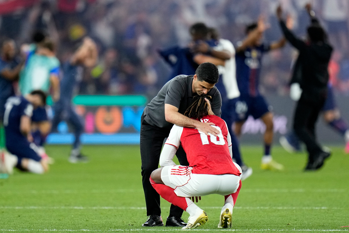 Arsenal's manager Mikel Arteta confronts Arsenal's Eberechi Eze