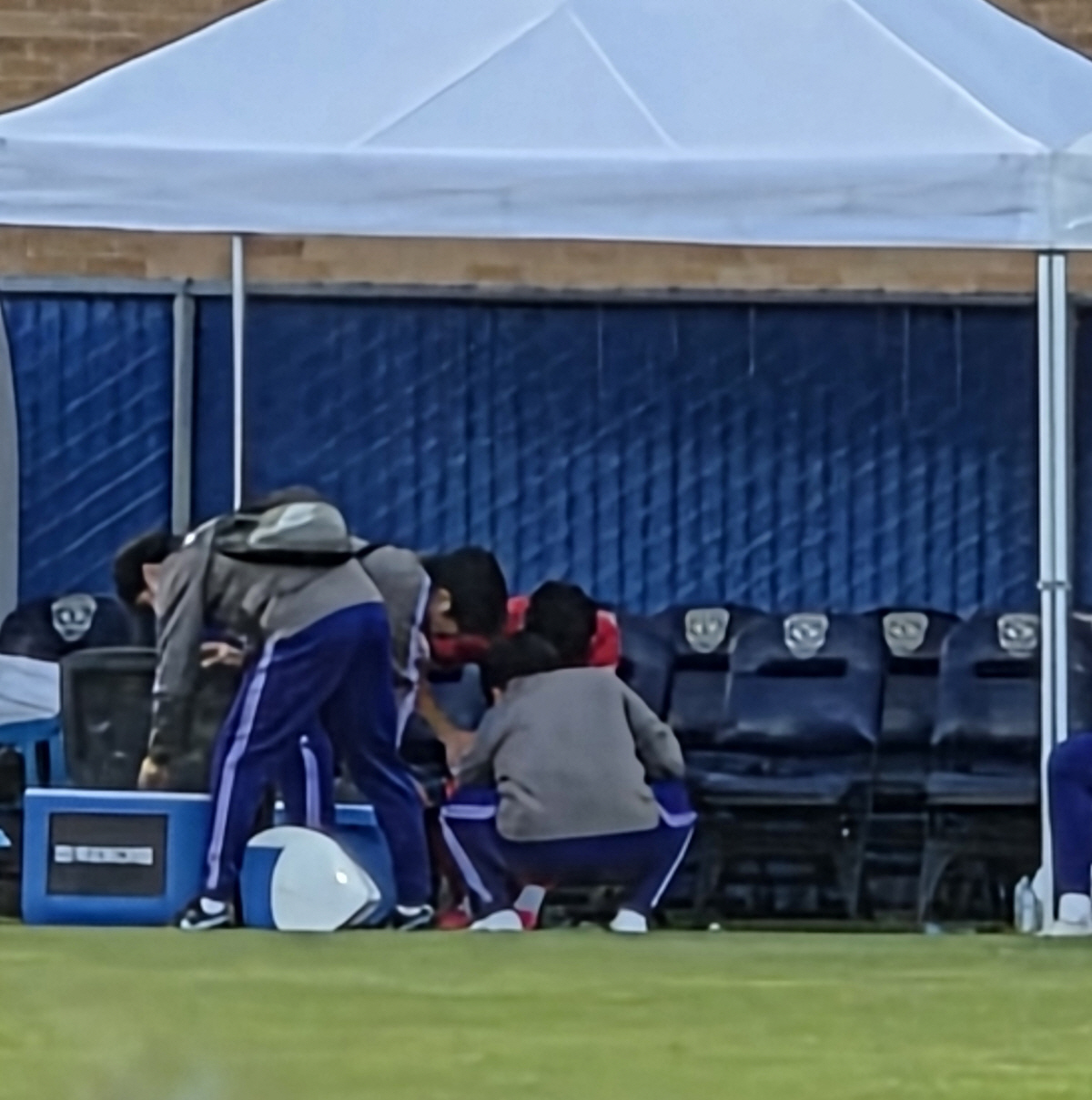 교체 후 벤치에서 치료를 받는 배준호. 사진(미국 프로보)=윤진만 기자 yoonjinman@sportschosun.com