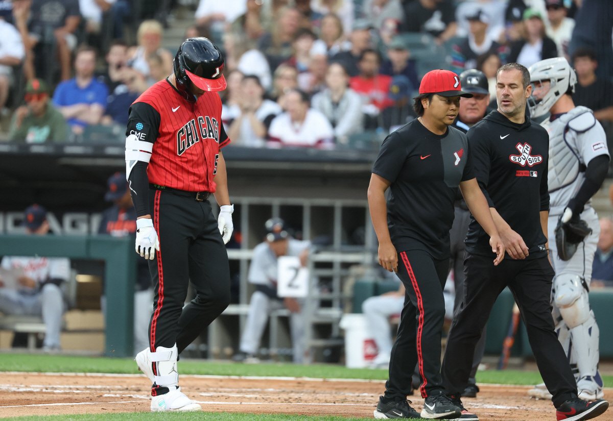 Chicago White Sox's Munetaka Murakami, left, leaves the field during the third inning of a baseball game against the Detroit Tigers, Friday, May 29, 2026, in Chicago. (AP Photo/Talia Sprague)