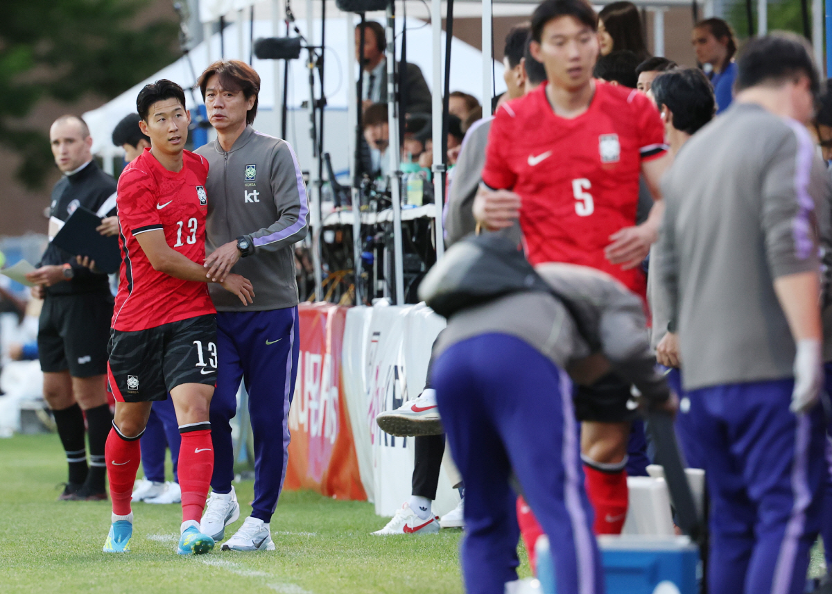 수고했어, 흥민 (프로보[미국 유타주]=연합뉴스) 신준희 기자 = 30일 미국 유타주 프로보에 위치한 브리검영대 사우스필드에서 열린 대한민국과 트리니다드 토바고의 평가전. 한국 손흥민이 후반전 교체되며 홍명보 감독과 대화하고 있다. 2026.5.31 hama@yna.co.kr(끝)