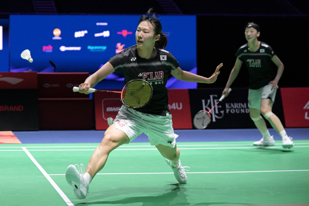 (260530) -- SINGAPORE, May 30, 2026 (Xinhua) -- Baek Ha-na(L)/Lee So-hee compete during women's doubles semifinal match between Liu Shengshu/Tan Ning of China and Baek Ha-na/Lee So-hee of South Korea at the Singapore Badminton Open 2026 in Singapore on May 30, 2026. (Photo by Then Chih Wey/Xinhua)