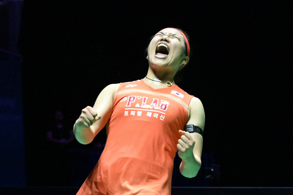 An Se-young of South Korea celebrates victory after defeating Akane Yamaguchi of Japan in the women?s singles final match of the KFF Singapore Open Badminton tournament in Singapore on May 31, 2026. (Photo by Roslan RAHMAN / AFP)