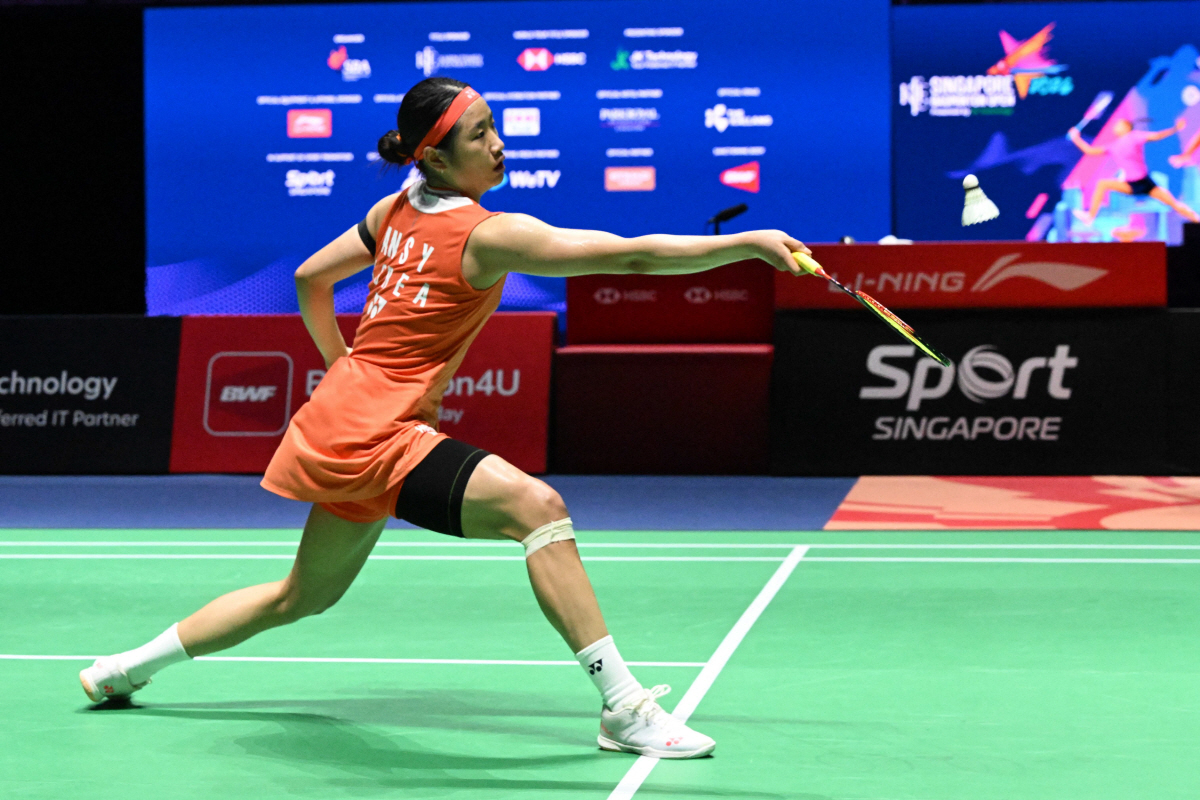 An Se-young of South Korea hits a return to Akane Yamaguchi of Japan in the women?s singles final match of the KFF Singapore Open Badminton tournament in Singapore on May 31, 2026. (Photo by Roslan RAHMAN / AFP)