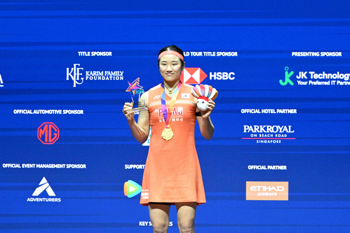 An Se-young of South Korea celebrates with the trophy after defeating Akane Yamaguchi of Japan in the women?s singles final match of the KFF Singapore Open Badminton tournament in Singapore on May 31, 2026. (Photo by Roslan RAHMAN / AFP)