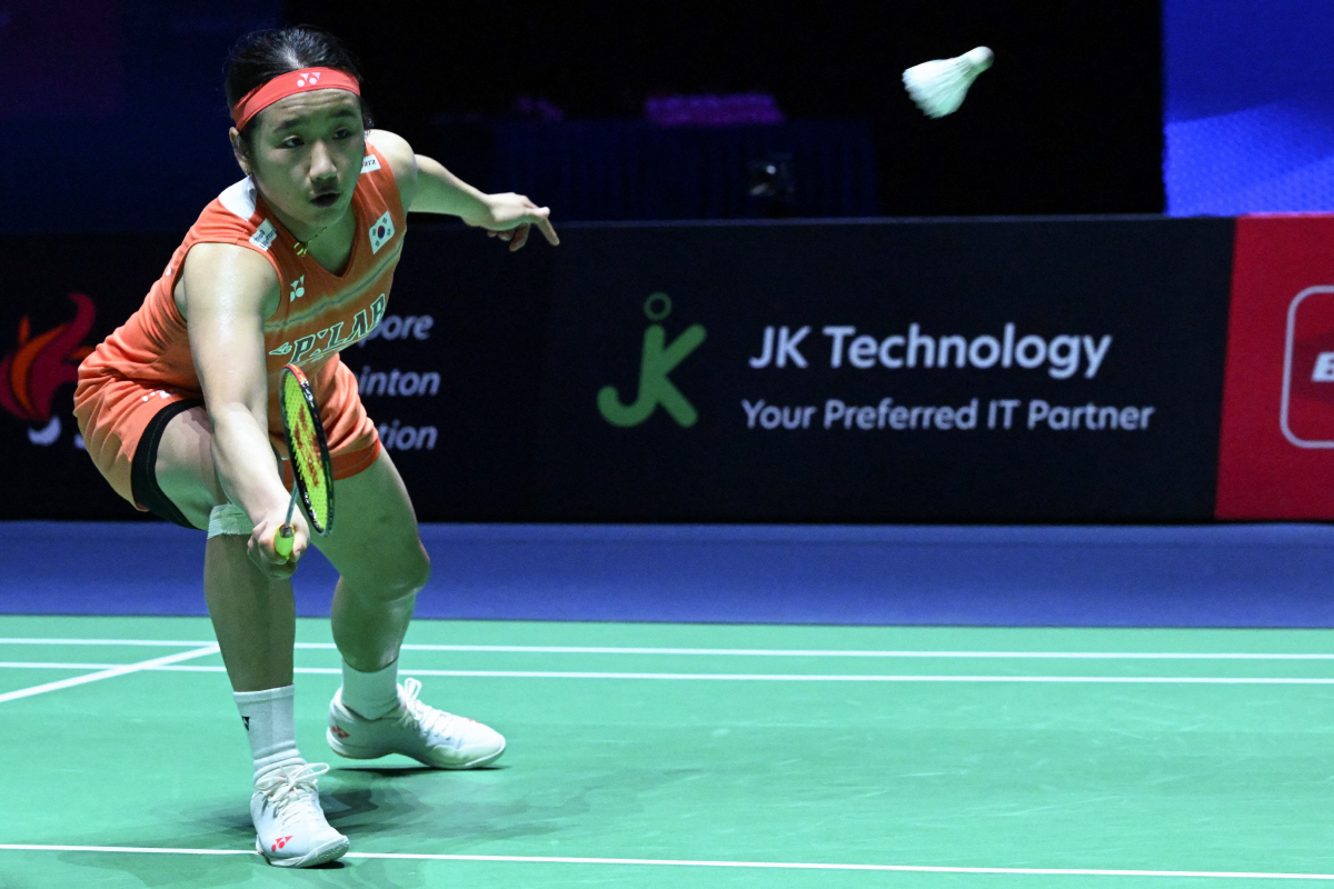 An Se-young of South Korea hits a return to Akane Yamaguchi of Japan in the women?s singles final match of the KFF Singapore Open Badminton tournament in Singapore on May 31, 2026. (Photo by Roslan RAHMAN / AFP)