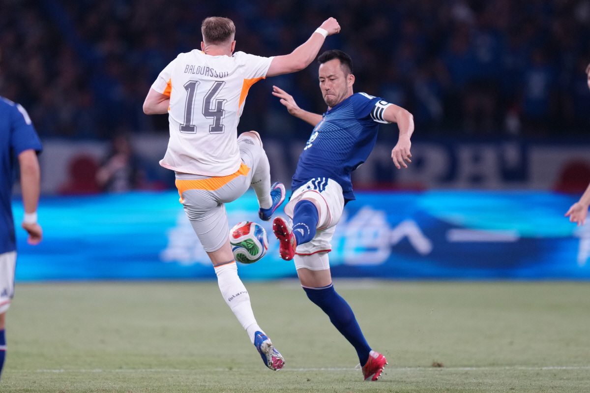 Maya Yoshida of Japan, right, and Andri Fannar Baldursson of Iceland compete for the ball during the friendly soccer international between Japan and Iceland in Tokyo, Sunday, May 31, 2026. (AP Photo/Eugene Hoshiko)