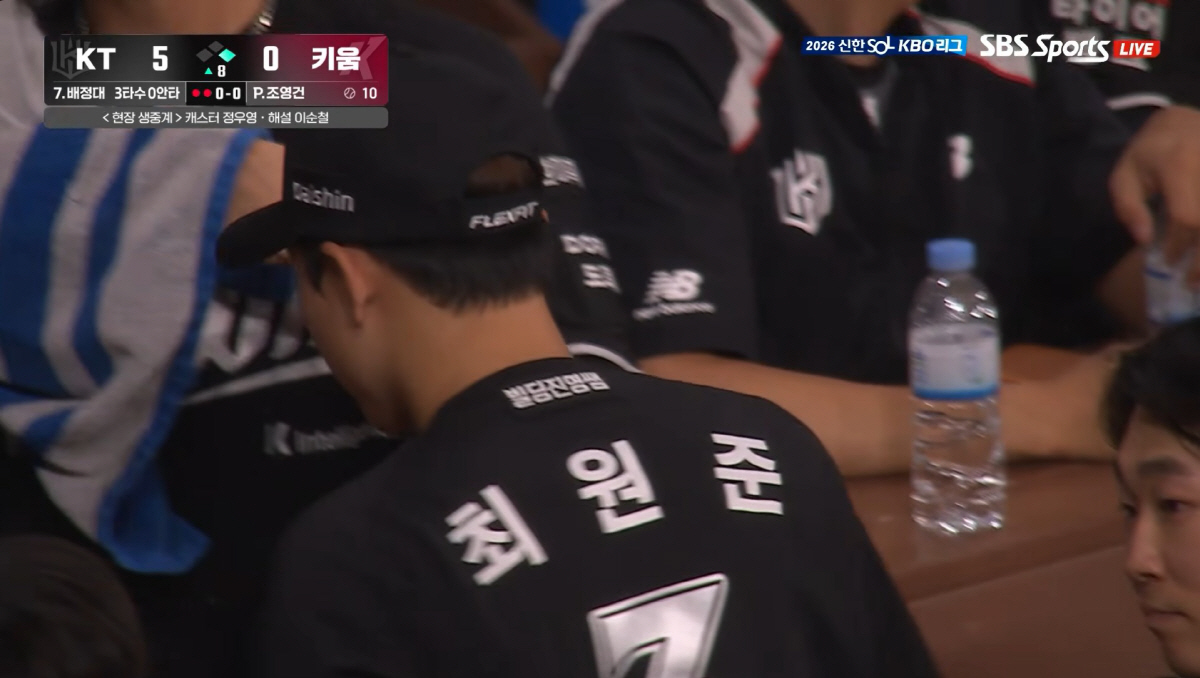 김상수의 안타 직후 자신의 다음 타석을 준비하며 마음을 가다듬는 최원준. 사진출처=SBS스포츠, Tving 방송 캡쳐
