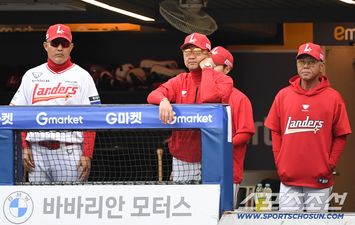 27일 인천SSG랜더스필드에서 열린 SSG와 삼성의 경기. SSG 이숭용 감독, 경헌호, 세리자와 코치가 경기를 지켜보고 있다. 인천=박재만 기자 pjm@sportschosun.com/2026.05.27/