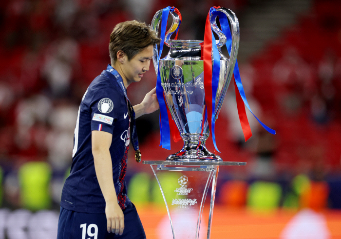 [오피셜]이강인 韓 축구 최초 역사 썼는데...무개념 팬들이 저지른 충격 폭동, PSG 결국 공식 성명, "책임감 갖고 축제를 즐겨라"
