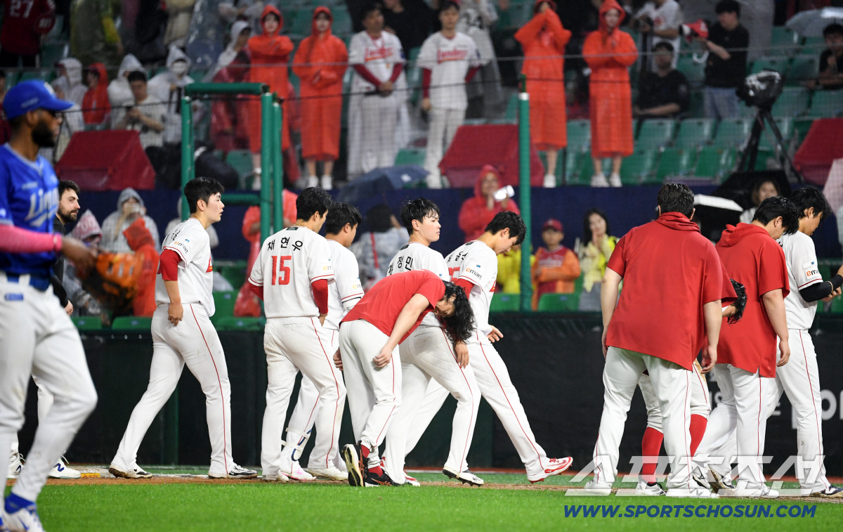 27일 인천SSG랜더스필드에서 열린 SSG와 삼성의 경기. 8연패 빠진 SSG 선수들이 아쉬워하고 있다. 인천=박재만 기자 pjm@sportschosun.com/2026.05.27/