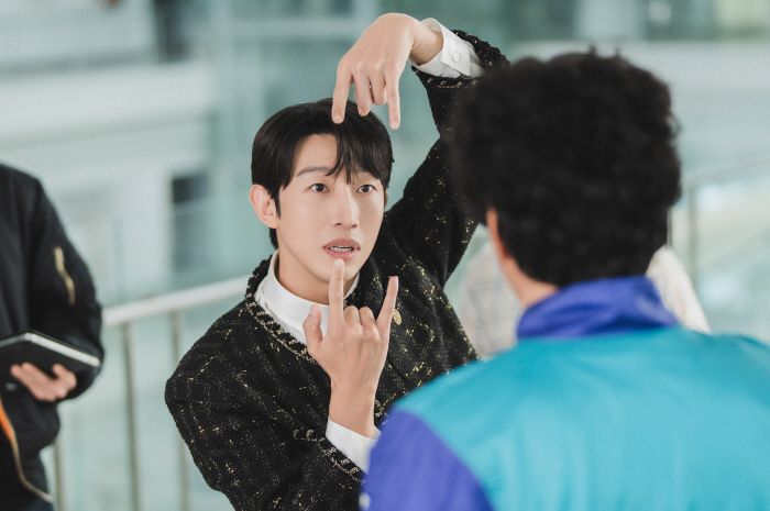"보기만 해도 웃음 나네"…'와일드 씽' 강기영, 강동원 저격수 됐다