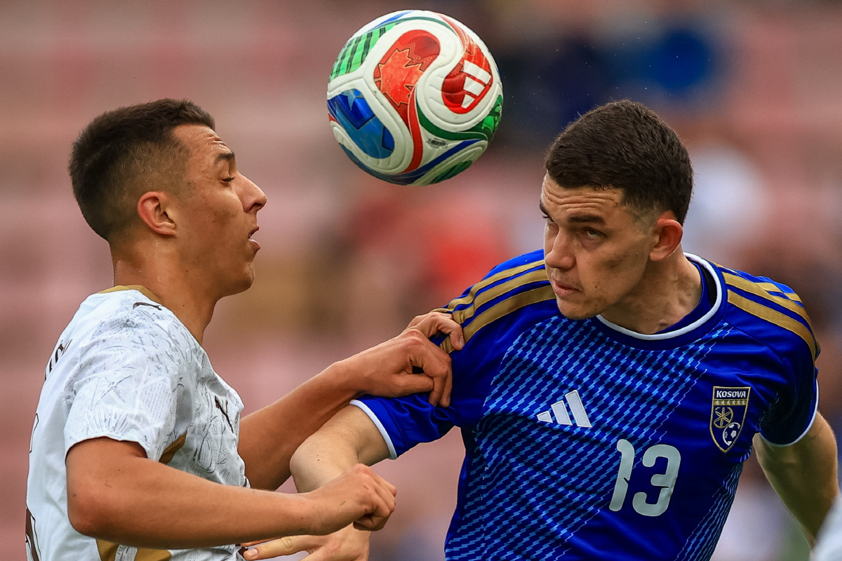 epa13006762 Hugo Sochurek of Czechia (L) in action against Dion Gallapeni of Kosovo (R) during the friendly soccer match between Czechia and Kosovo in Prague, Czech Republic, 31 May 2026. EPA/MARTIN DIVISEK
