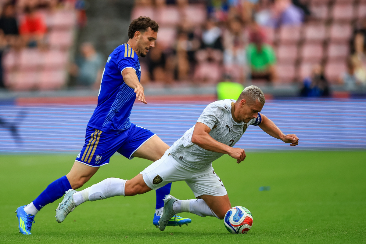 epa13006764 Valmir Matoshi of Kosovo (L) in action against Tomas Holes of Czechia (R) during the friendly soccer match between Czechia and Kosovo in Prague, Czech Republic, 31 May 2026. EPA/MARTIN DIVISEK