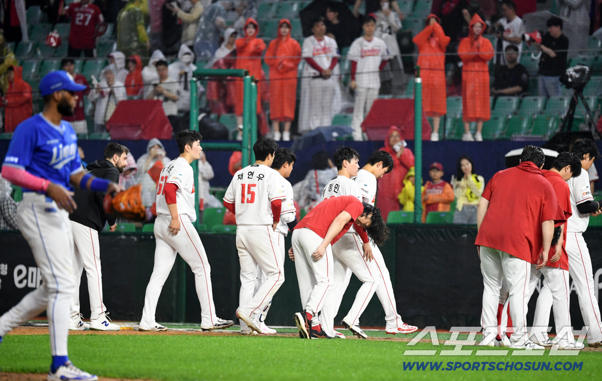 27일 인천SSG랜더스필드에서 열린 SSG와 삼성의 경기. 8연패 빠진 SSG 선수들이 아쉬워하고 있다. 인천=박재만 기자 pjm@sportschosun.com/2026.05.27/