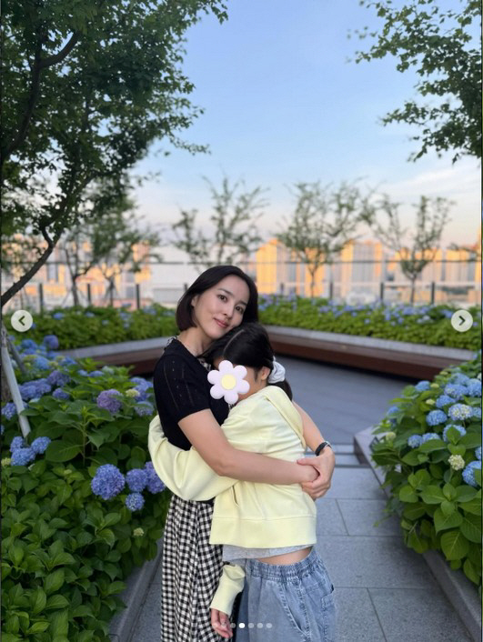 ‘기성용♥’ 한혜진, 딸 옆에 서도 언니 소리 듣겠네···45세 맞아? 놀라운 근황