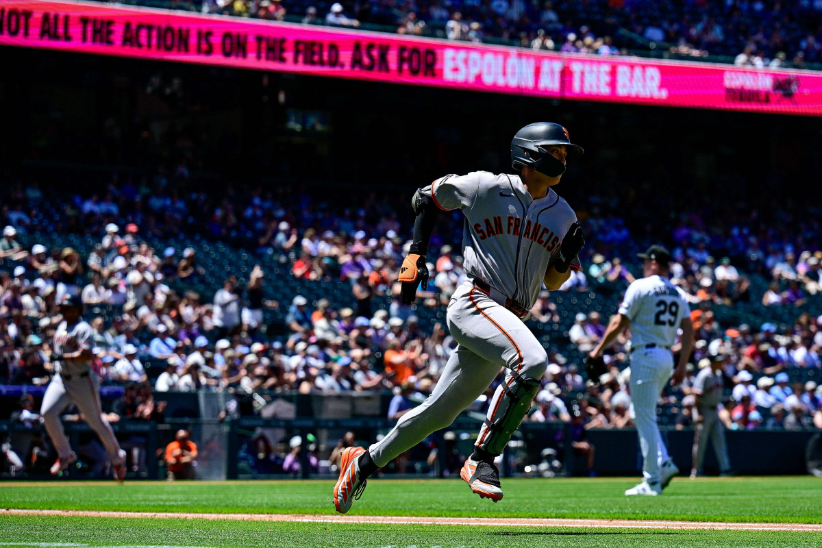 이정후가 지난 1일(한국시각) 쿠어스필드에서 열린 콜로라도 로키스전에서 1회초 적시타를 때린 뒤 달려나가고 있다. AFP연합뉴스