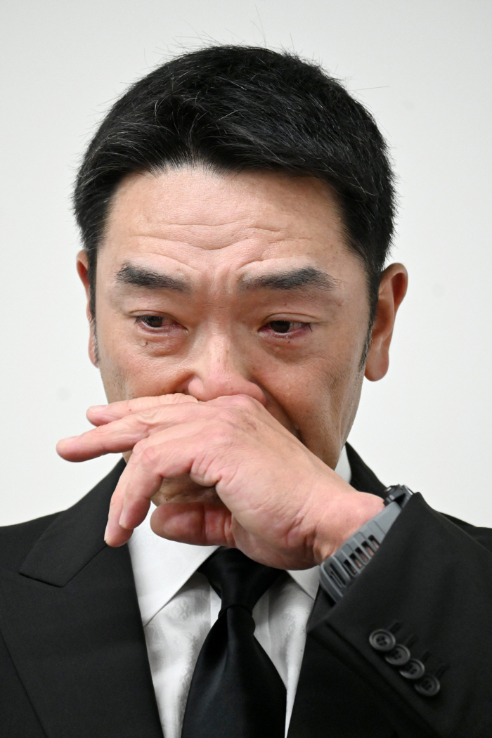 '가정 폭력' 아베 전 감독 복귀 청원 13만명 참가, 巨人 레전드도 "다시 기회 줘야"