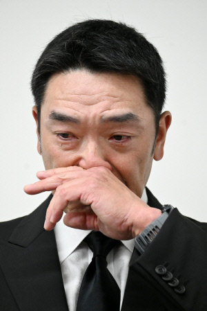 '가정 폭력' 아베 전 감독 복귀 청원 13만명 참가, 巨人 레전드도 "다시 기회 줘야"