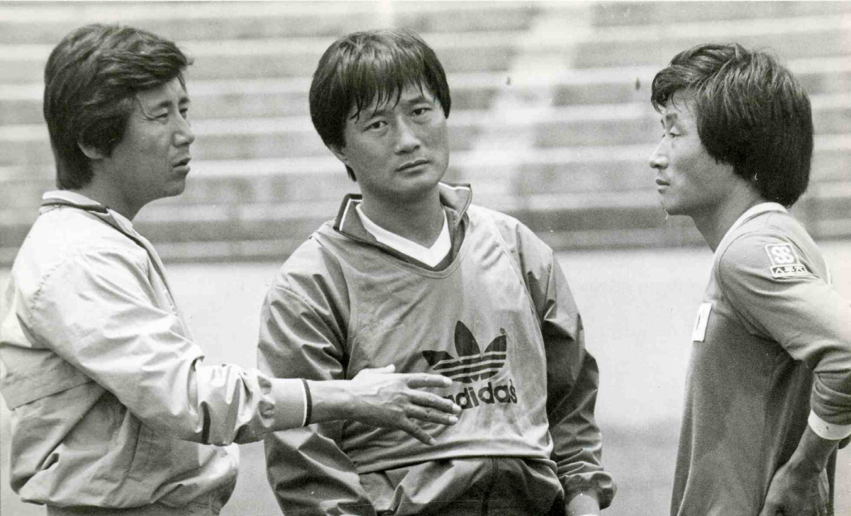 지시를 내리는 김정남 감독(왼쪽). 연합뉴스