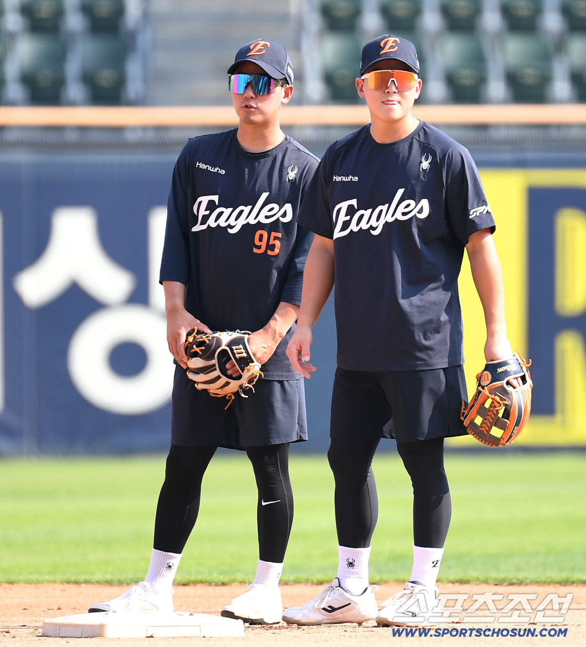 2일 잠실구장에서 열리는 두산과 한화의 경기. 2루수 수비 훈련을 하고 있는 한화 황영묵, 정은원. 잠실=송정헌 기자 songs@sportschosun.com/2026.06.02/