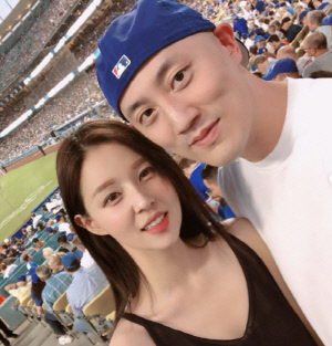 '두산家 며느리' 조수애, 결혼 8년차 맞아?.."오빠 30대 시절" 신혼 같은 투샷