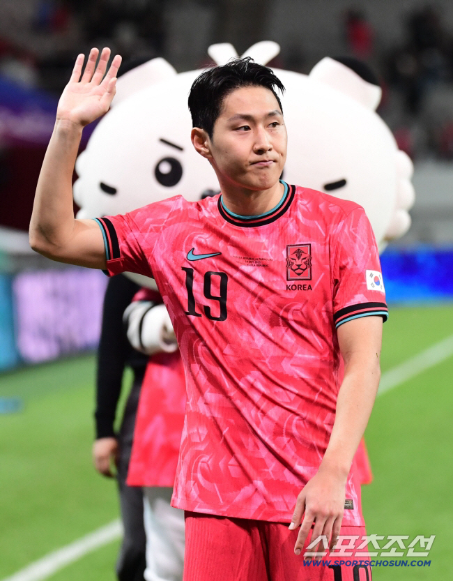 14일 서울월드컵경기장에서 열린 축구대표팀과 파라과이의 평가전. 한국이 파라과이에 2대 0으로 승리했다. 경기 종료 후 팬들에게 인사를 건네고 있는 대표팀 이강인. 상암=송정헌 기자 songs@sportschosun.com/2025.10.14/