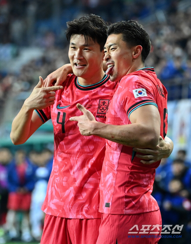 14일 대전월드컵경기장에서 열린 대한민국과 볼리비아의 A매치 평가전. 조규성이 후반 팀의 두번째 골을 터뜨리고 김민재와 함께 기뻐하고 있다. 대전=허상욱 기자 wook@sportschosun.com/2025.11.14/