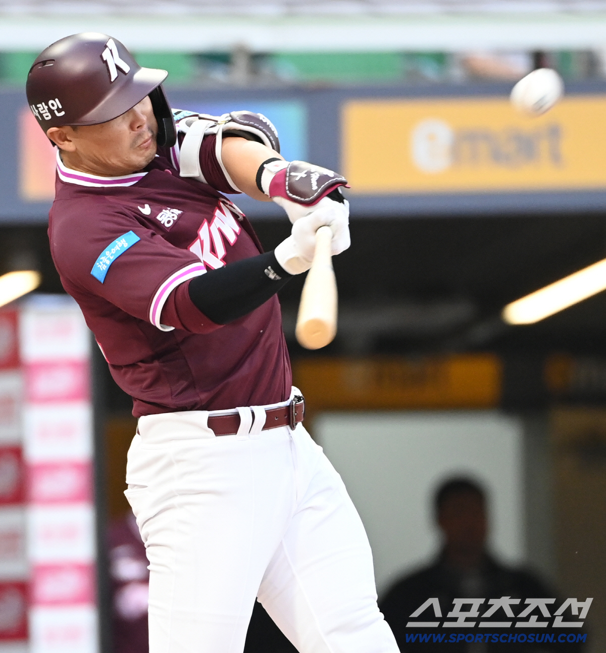 2일 인천SSG랜더스필드에서 열린 키움과 SSG의 경기. 3회초 2사 2루 히우라가 역전 2점홈런을 치고 있다. 인천=허상욱 기자 wook@sportschosun.com/2026.06.02/