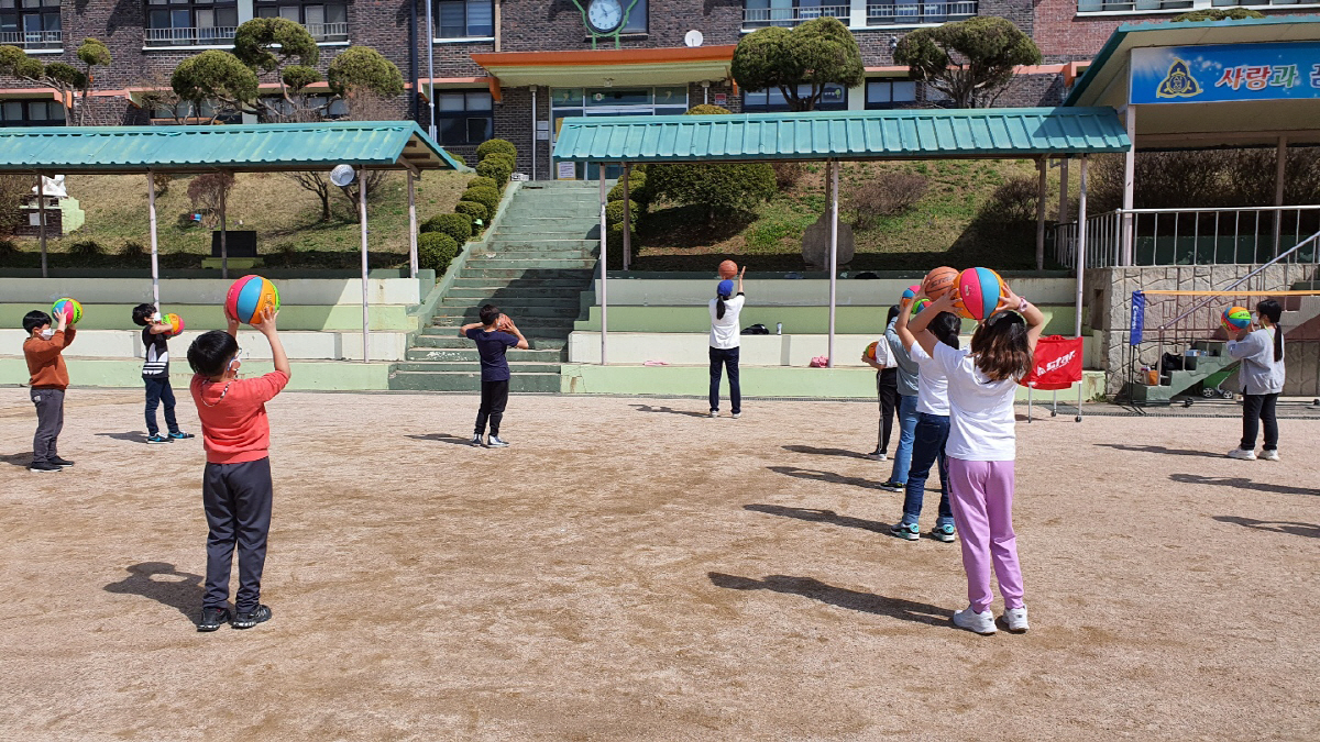 김민지 강사가 WKBL 학교스포츠활성화 사업 농구강사로 활동하는 모습. 사진제공=WKB