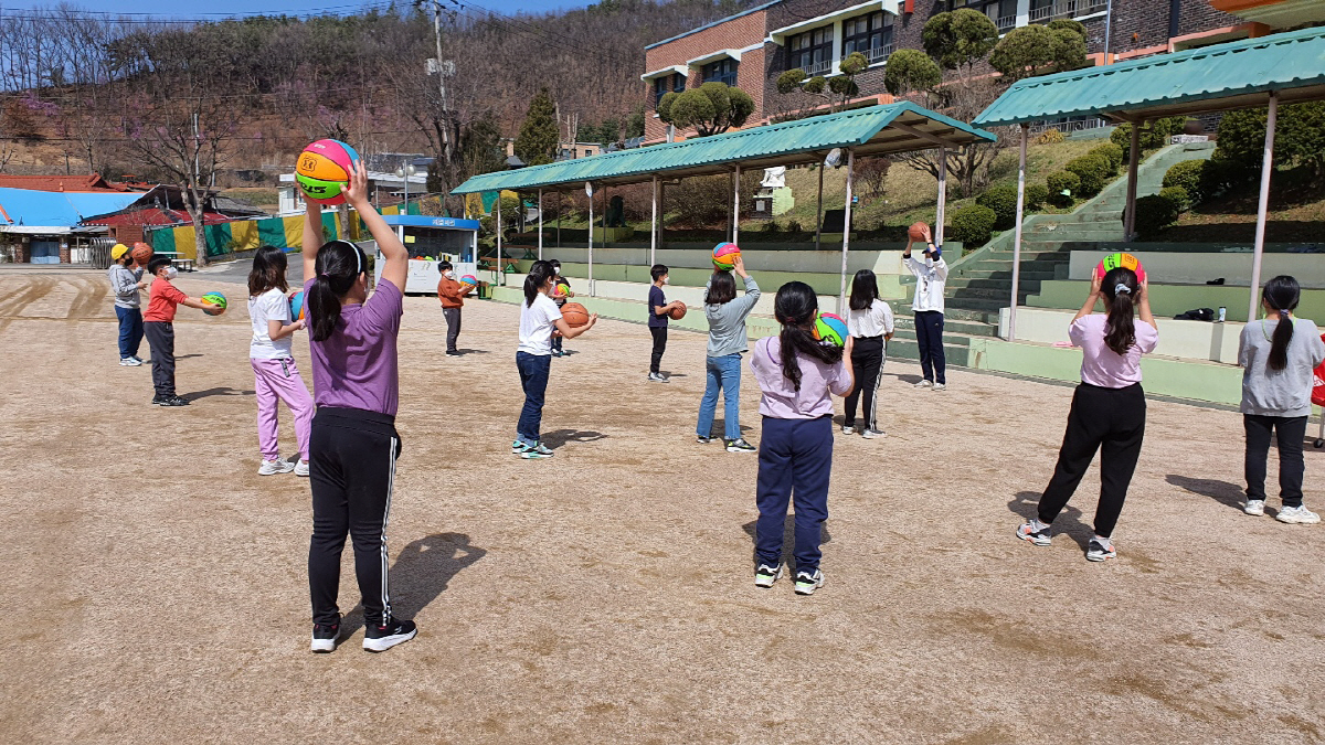 김민지 강사가 WKBL 학교스포츠활성화 사업 농구강사로 활동하는 모습. 사진제공=WKB
