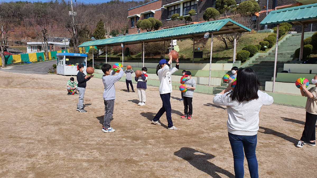 김민지 강사가 WKBL 학교스포츠활성화 사업 농구강사로 활동하는 모습. 사진제공=WKB