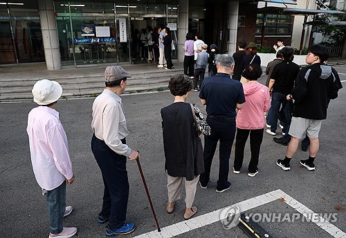 "소중한 한표 행사하자"…오전 5시30분 `오픈런` 어르신들