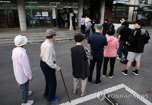 "소중한 한표 행사하자"…오전 5시30분 `오픈런` 어르신들
