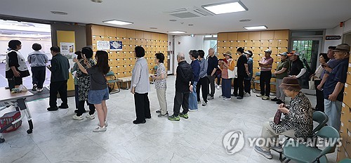 (서울=연합뉴스) 한종찬 기자 = 6·3지방선거일인 3일 서울 용산구 이촌1동 주민센터 투표소에서 시민들이 투표를 하기 위해 줄지어 서있다. 2026.6.3 saba@yna.co.kr