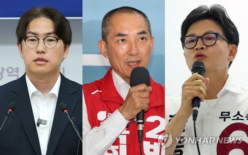 (부산=연합뉴스) 손형주 기자 = 부산 북갑 국회의원 보궐선거에 출마한 더불어민주당 하정우 후보, 국민의힘 박민식 후보, 무소속 한동훈 후보가 1일 부산 연제구 부산시의회와 선거사무소에서 기자회견을 갖고 있다. 2026.6.1 handbrother@yna.co.kr