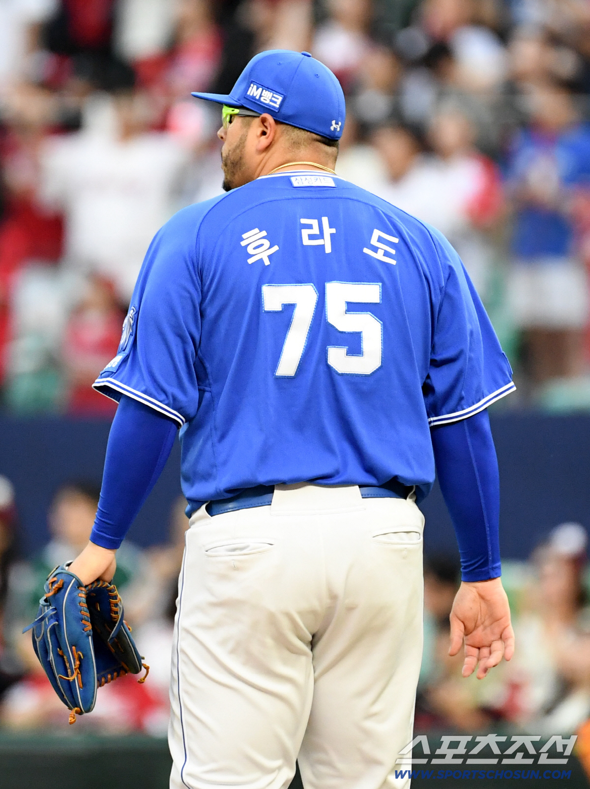 27일 인천SSG랜더스필드에서 열린 SSG와 삼성의 경기. 1회 SSG 정준재 타구에 맞은 삼성 선발 후라도가 몸 상태를 체크하고 있다. 인천=박재만 기자 pjm@sportschosun.com/2026.05.27/